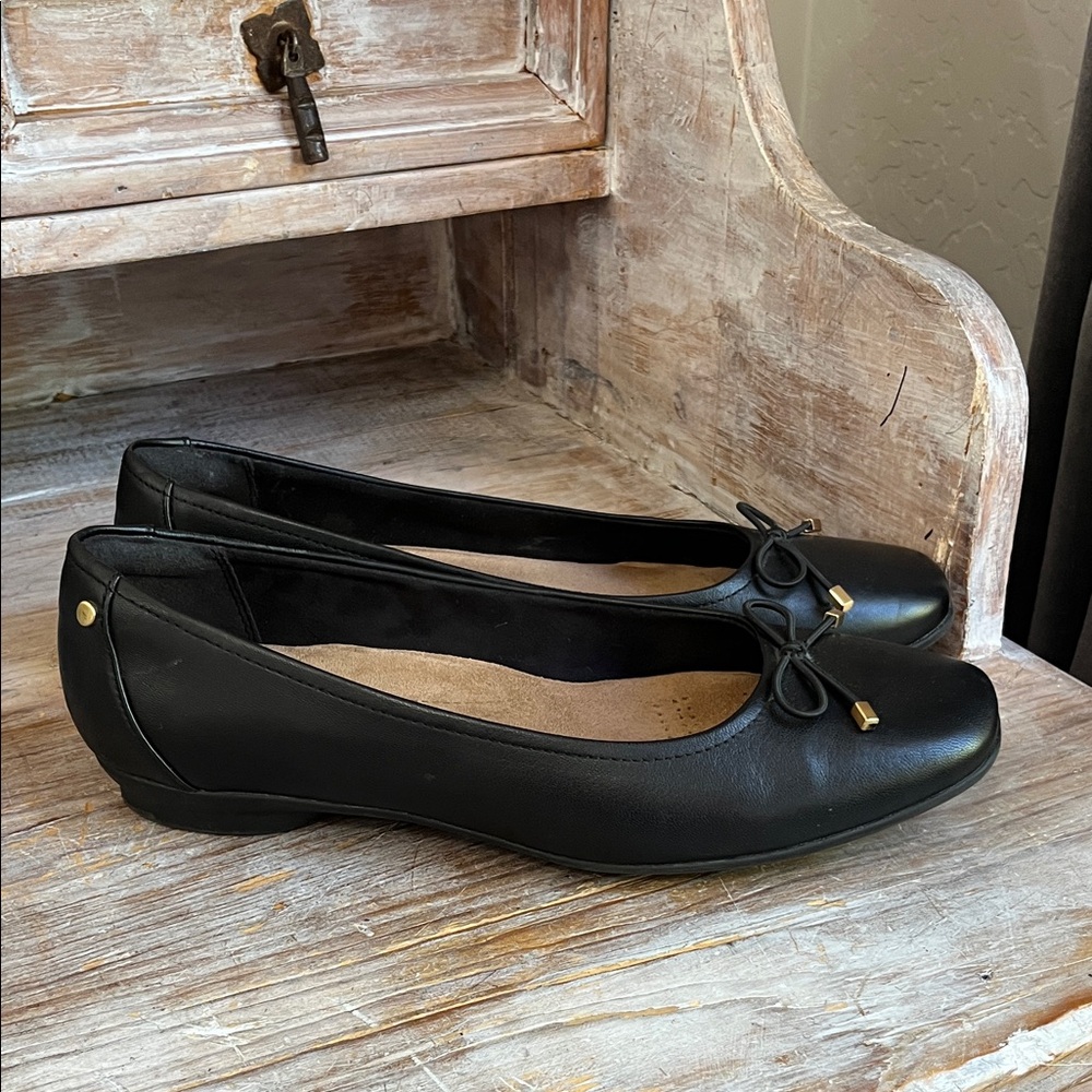 🖤 Clarks Candra Light Black Leather Flats Size 8.5 Wide gold detail tie cushion